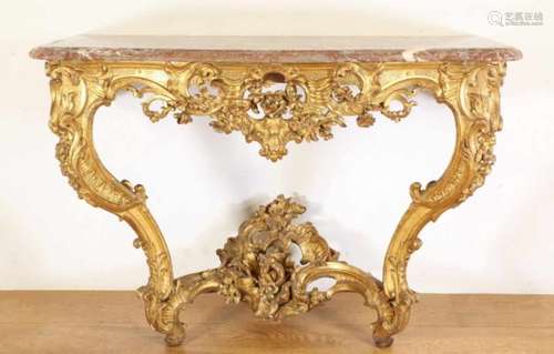 Vergulde console, Louis XV, 18e eeuw,met rood en wit geaderd marmeren blad. Het geheel versierd