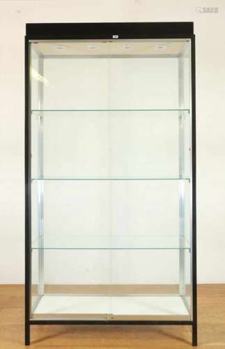 Paar zwart gelakte ijzeren vitrines, als voren (identiek)br. 100, h. 188 en d. 40 cm.; Herkomst: