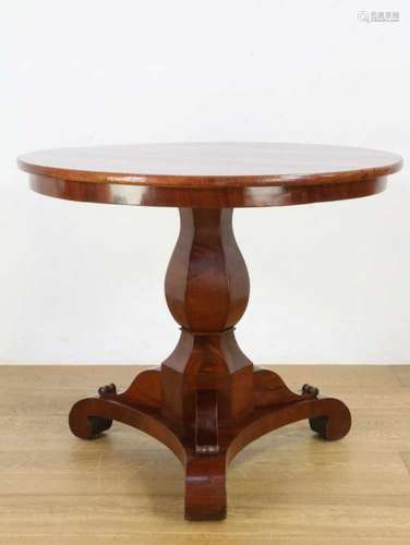 Mahoniehouten ronde tafel, 19e eeuwmet zeskantige vaasvormige kolom. Op driesprant; diam. 84 en h.