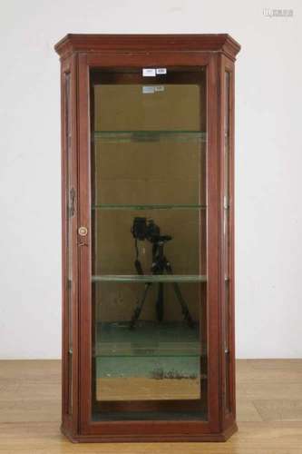 Rood gelakte houten hangvitrine, ca. 1900,met spiegel achterwand en glazen schappen. In het front