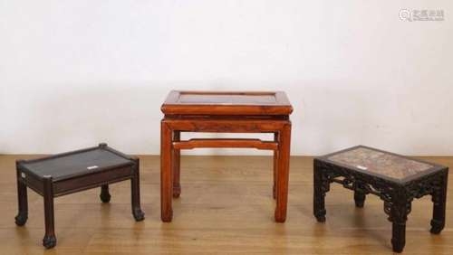 China, drie hardhouten tafeltjes52 x 32 en h. 50 cm; 41 x 31 en h. 27 cm; 39 x 29 en h. 27 cm.;