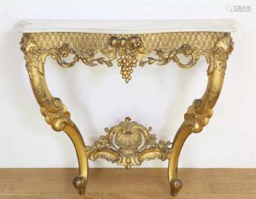 Verguld en gestoken houten console in Louis XV-stijl, 19e eeuw,met schelpornament en bladranken. Met