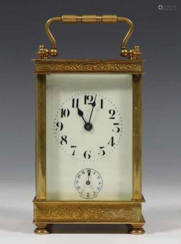 Frankrijk, reiswekker, zgn. carriage clock, ca. 1900;messing vergulde verglaasde kast, wit emaille