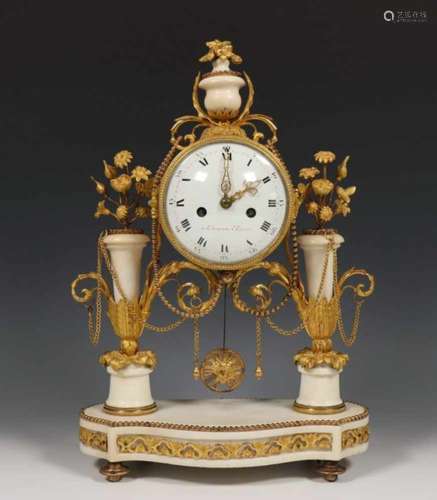 Albasten en vuurvergulde mantelklok, gesigneerd Adamson á Paris, ca. 1800;uurwerk uitgevoerd met