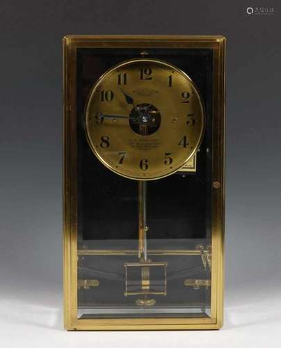 Frankrijk, wandklokje, Bulle-Clock, ca. 1910;elektrisch aangedreven uurwerk welke wordt