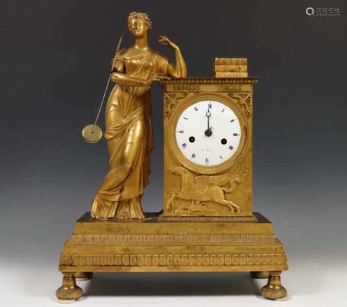 Frankrijk, bronzen vuurvergulde pendule; ca. 1810;uurwerk met gaand- en slagwerk op bel. Witte