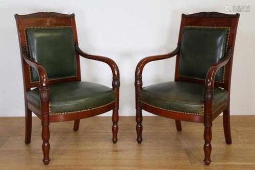 Paar mahoniehouten fauteuils, Empire,met groen lederen bekleding. Het geheel versierd met gestoken