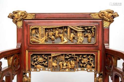 China, twee rood en verguld laqué houten fauteuils, 19e eeuw,met gestoken panelen van figuren in