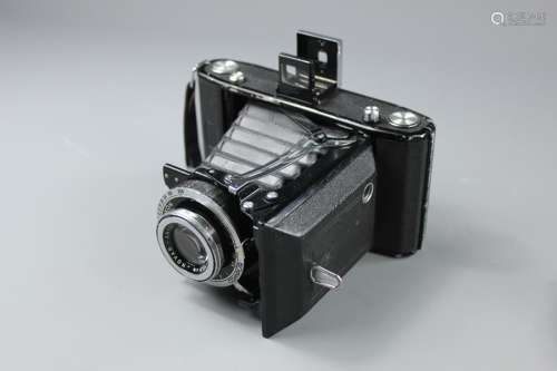 Vintage Cameras, this lot comprises Zeiss Icon Compur Folding Camera, Novar Anastigmat 1:45=10