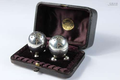 A Pair of Victorian Silver Cruet Peppers, in the original box, Birmingham hallmark, dated 1887, M & H