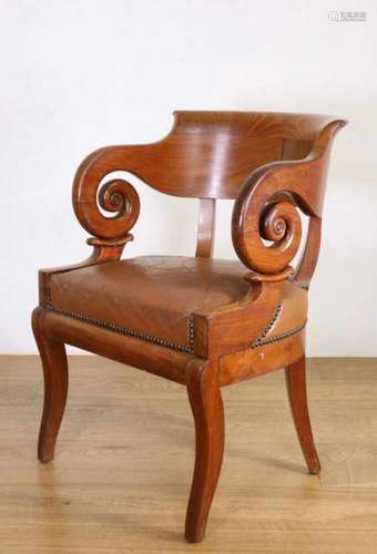 Mahoniehouten bureau-fauteuil, 19e eeuw,met gekrulde armleggers en bruin lederen zitting; 1700