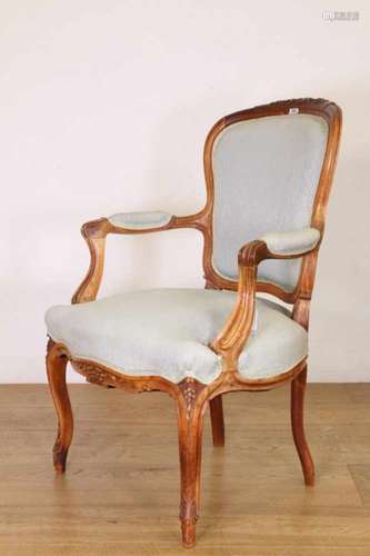 Beukenhouten fauteuil in Louis XV-stijl,met blauwe stoffering; Uit de collectie van een herenhuis;