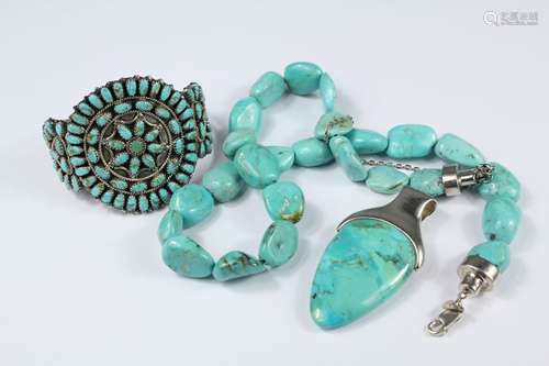 Turquoise and Silver Jewellery, including a polished turquoise necklace approx 45 cms together with a silver and turquoise arrow-head pendant mm C