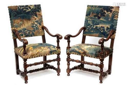 Paar notenhouten fauteuils in Louis XIV-stijl, 19e eeuw,gestoffeerd met tapisserie; 23000