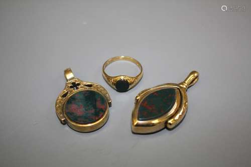 A 15ct Yellow Gold Fob, set with a blood stone and agate swivel fob, approx 7