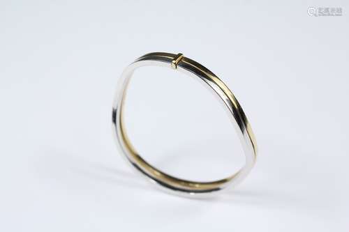 A Lady's 9ct Yellow  and White Gold Bangle, approx 10