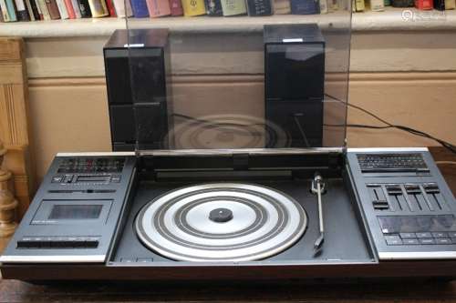 Bang & Olufsen Stereo Table Record Player; the Dolby NR System for 33 and 45 rpm records comes with two Beovox CX100 speakers, approx 73 x 35 x 9 cms