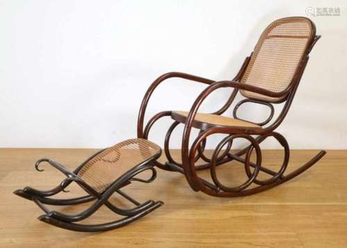 Ligna, Tjechoslowakije, beukenhouten wiener schommelstoelHierbij Thonet, beukenhouten