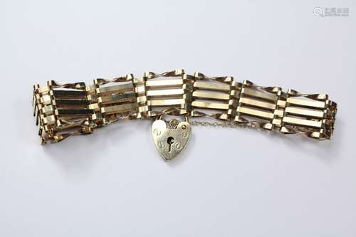 A 9ct Gold Gatelink Bracelet, having a 9ct gold heart-shaped clasp, approx 11