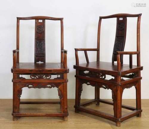 China, paar hardhouten Hat fauteuils, ca. 1900,versierd met snijwerk van geluksvogels en florale