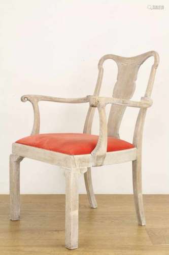 Eikenhouten fauteuil, 19e eeuw.De zitting met oranje velours stoffering; [1]300