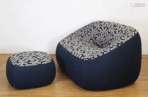 Michiel van der Kley voor Artifort, Swamp Chair, Swamp XL en poef/ottoman, Poef P, 2009,met blauwe/