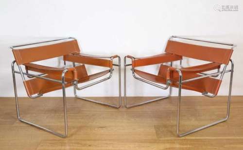 Marcel Breuer, paar verchroomd stalenbuis fauteuils, model 'Wassily chair'bruin lederen bekleding;