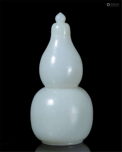 CHINESE CELADON JADE DOUBLE GOURD VASE