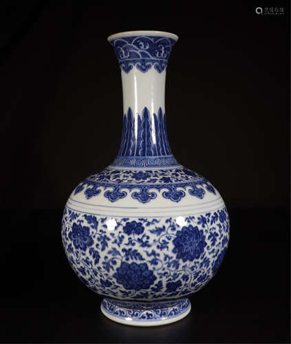 CHINESE PORCELAIN BLUE AND WHITE FLOWER VASE