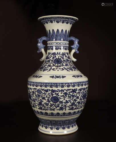 CHINESE PORCELAIN BLUE AND WHITE FLOWER VASE