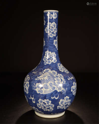 CHINESE PORCELAIN BLUE AND WHITE DRAGON VASE