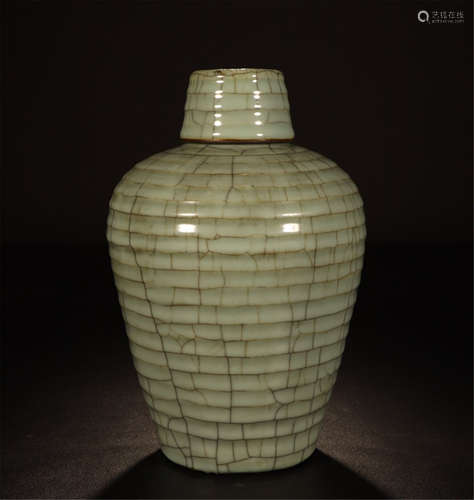 CHINESE PORCELAIN CELADON GLAZE LIDDED MEIPING VASE