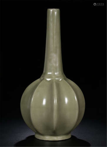 CHINESE PORCELAIN CELADON GLAZE LONG NECK VASE