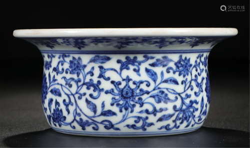 CHINESE PORCELAIN BLUE AND WHITE FLOWER WATER BASIN