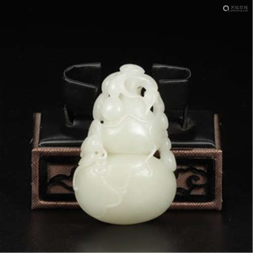 CHINESE WHITE JADE GOURD PENDANT