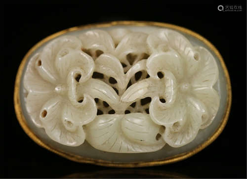 CHINESE GOLD MOUNTED WHITE JADE FLOWER BELT BUTTON