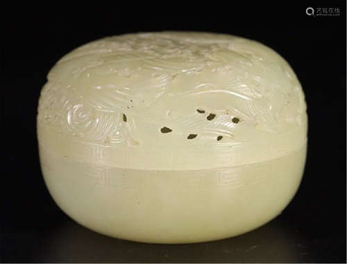 CHINESE YELLOW JADE FLOWER LIDDED BOX