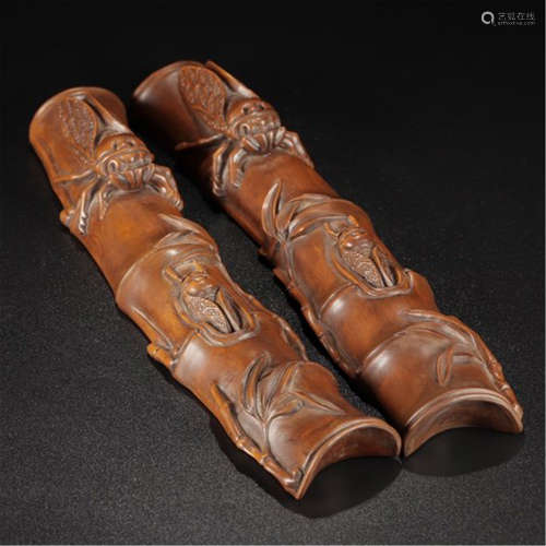 PAIR OF CHINESE BOXWOOD CICADA ON BAMBOO SCHOLAR ARM REST