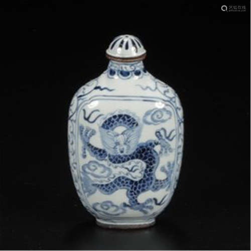 CHINESE PORCELAIN BLUE AND WHITE DRAGON SNUFF BOTTLE