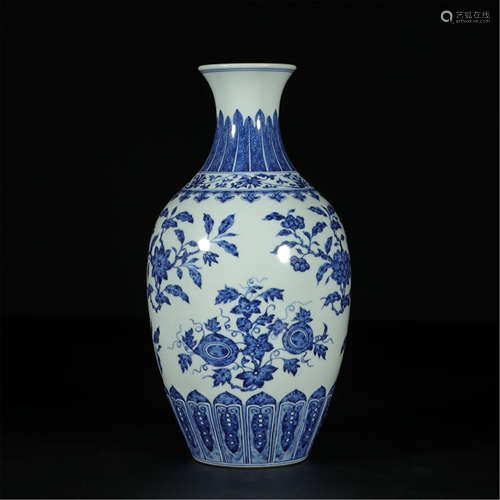 CHINESE PORCELAIN BLUE AND WHITE FLOWER VASE