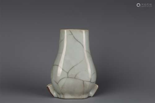 A Chinese Ge-Type Glazed Porcelain Vase