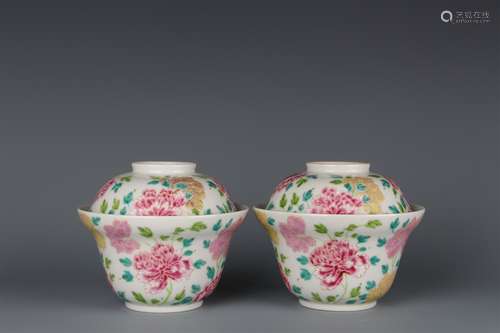 A Pair of Chinese Famille-Rose Porcelain Tea Bowls with Covers