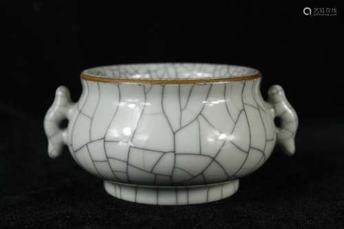 A Chinese Ge-Type Glazed Porcelain Incense Burner