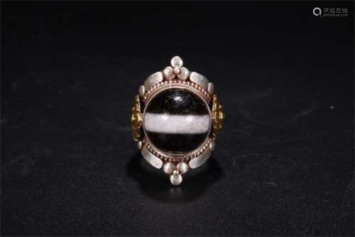 A Chinese Gilt Silver Ring with DZI Bead Inlaid