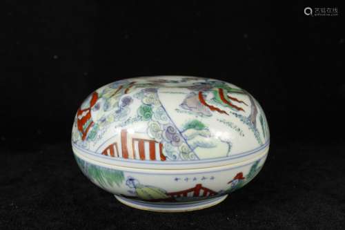 A Chinese Dou-Cai Glazed Porcelain Round Box with Cover