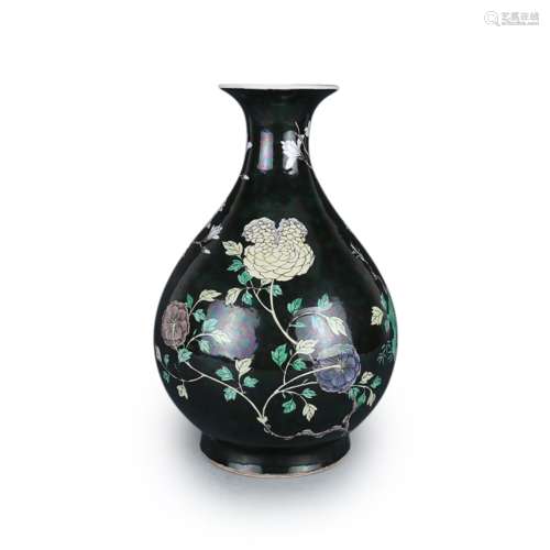 A Chinese Wu-Cai Glazed Porcelain Vase