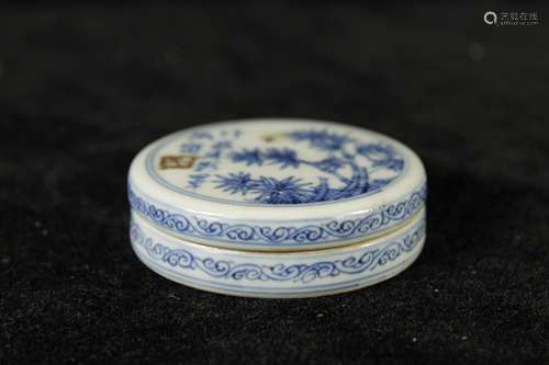 A Chinese Blue and White Porcelain Round Box with Cover