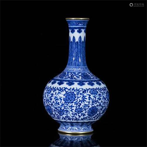 A Chinese Blue and White Porcelain Vase