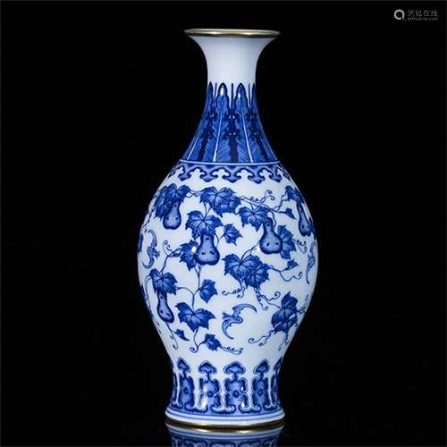 A Chinese Blue and White Porcelain Vase