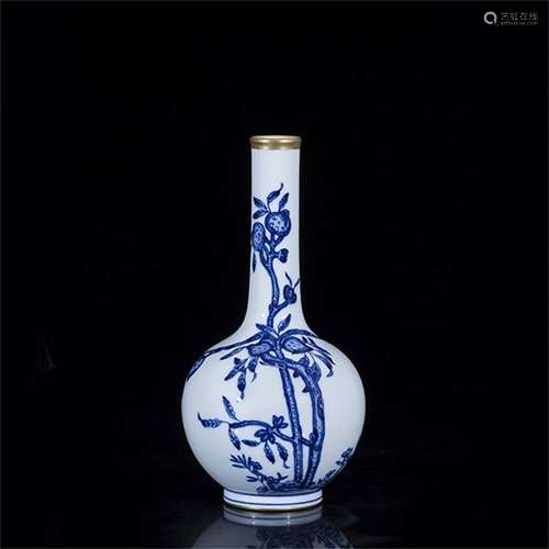 A Chinese Blue and White Porcelain Vase